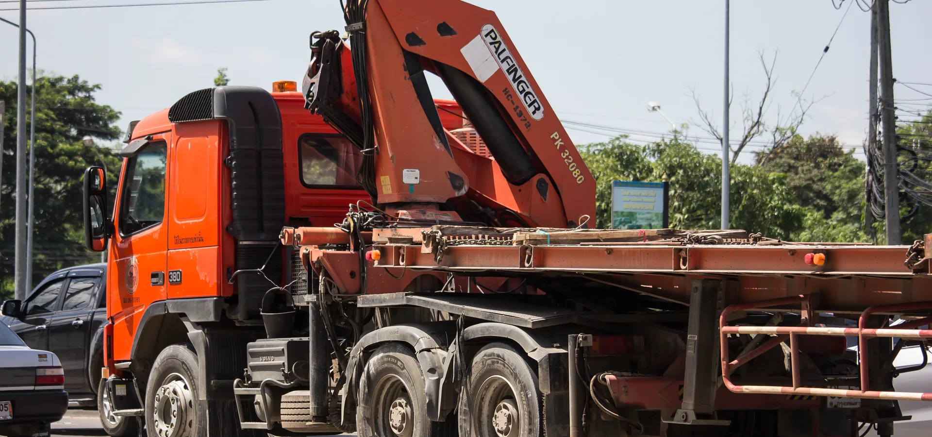 Camion grue à plateau