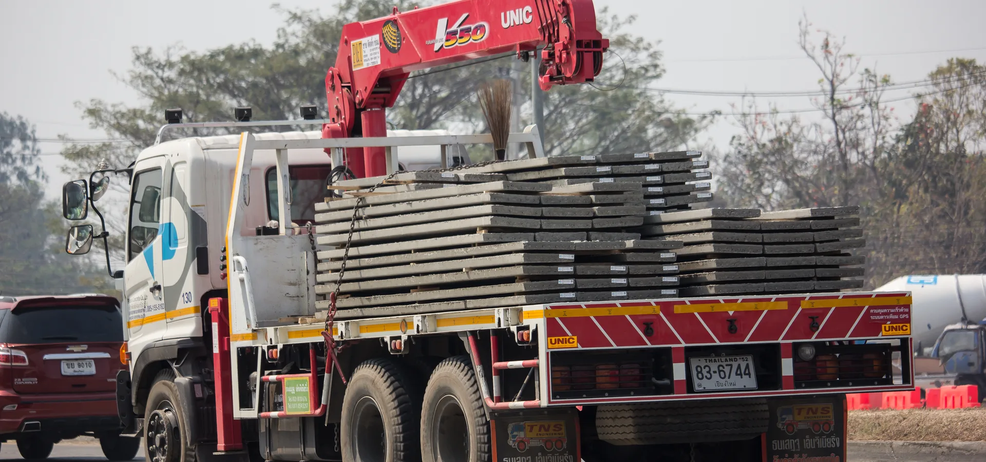 Camion grue transportant des matériaux